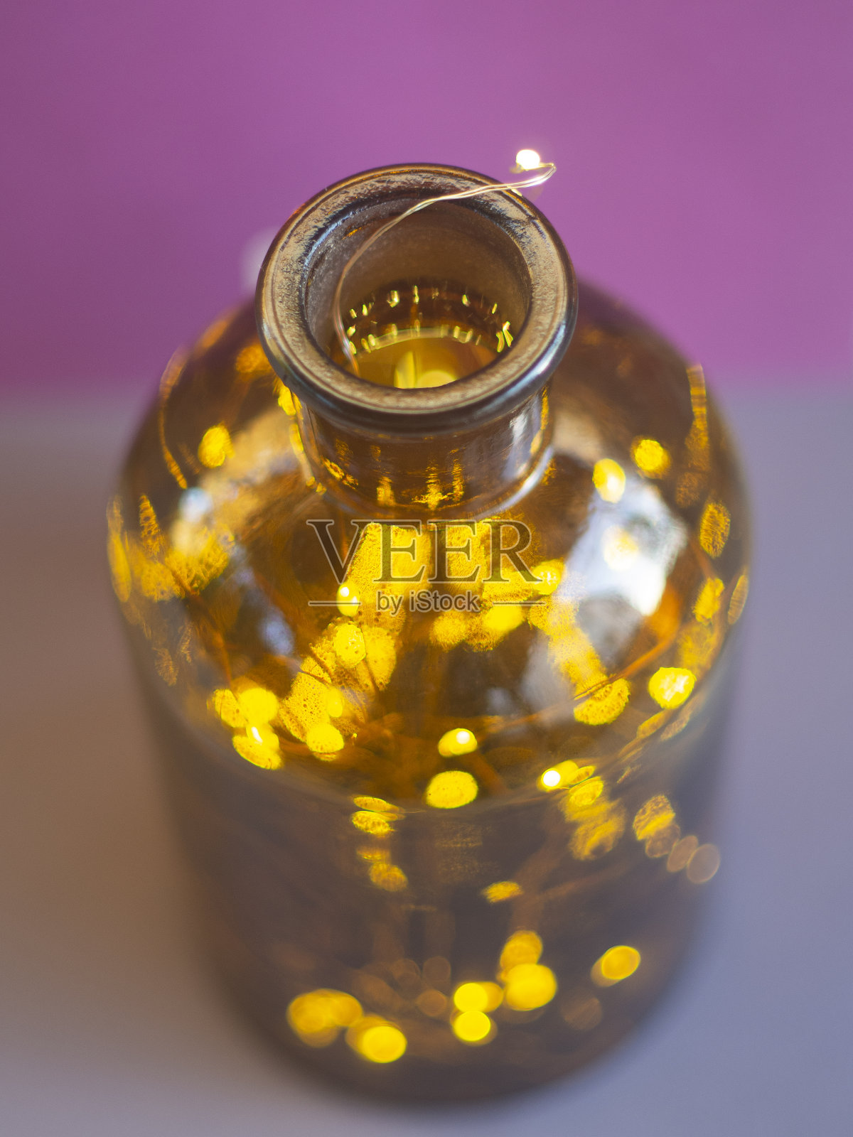 特写的照明玻璃罐在桌上-库存照片照片摄影图片