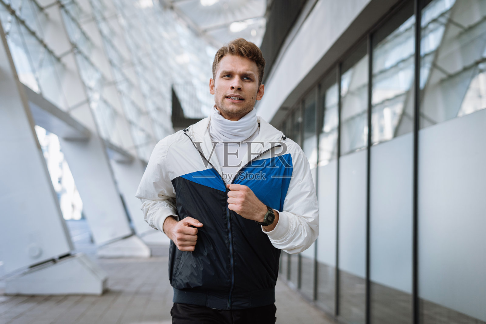 足球运动员在城市的户外跑步照片摄影图片