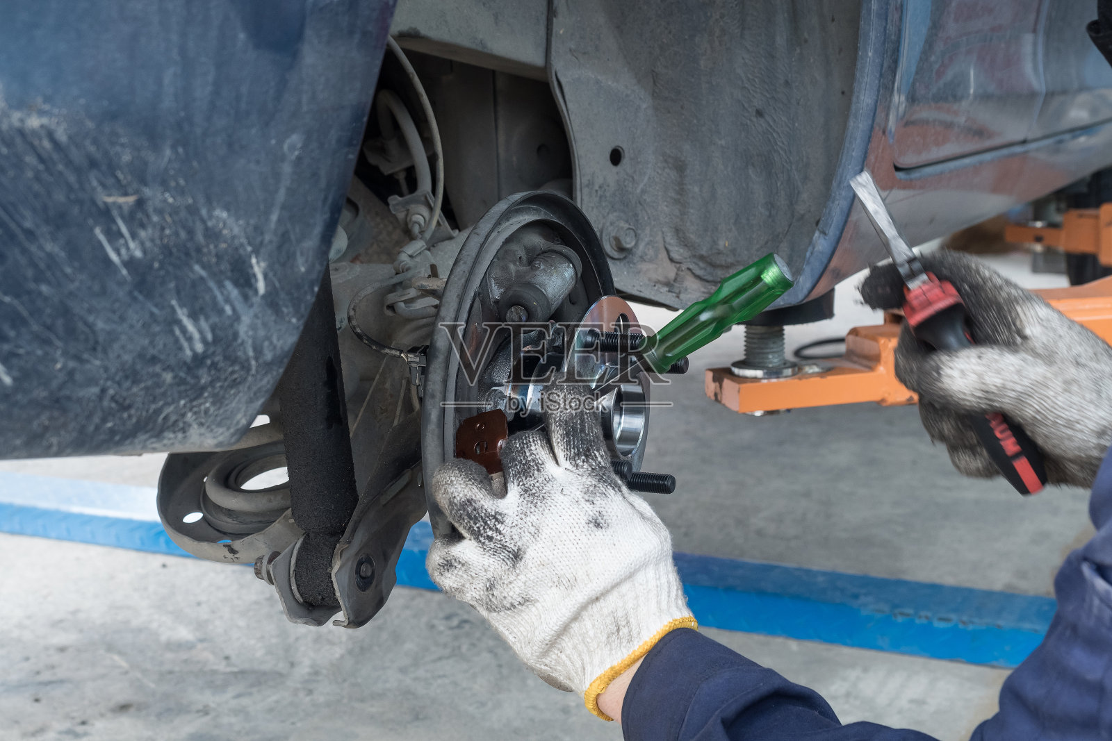 汽车机械师放置刹车片鼓式制动器照片摄影图片