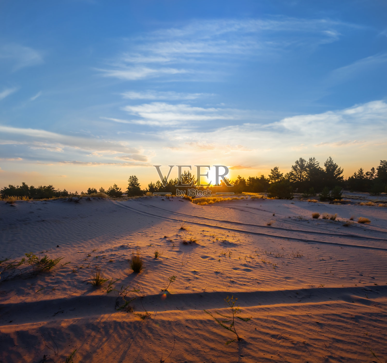 广阔的沙漠在戏剧性的日落照片摄影图片