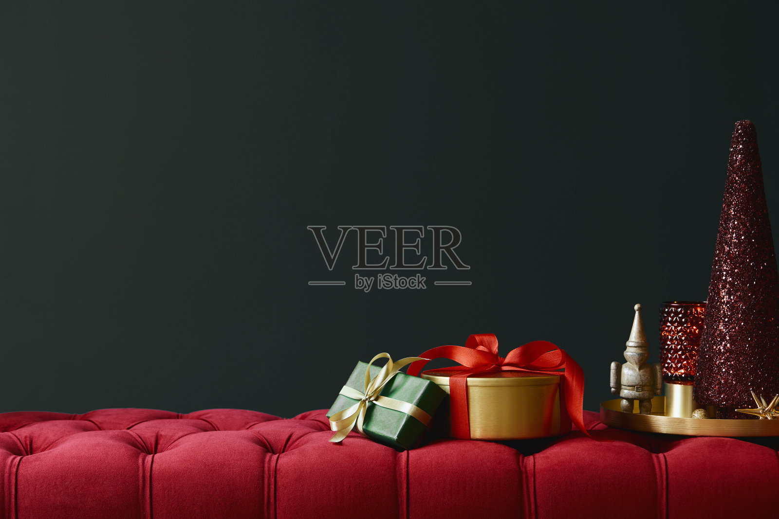 圣诞作文在红色的天鹅绒长凳上布置着装饰品、礼物、花环、灯笼和饰物。副本的空间。红色和绿色。模板。照片摄影图片