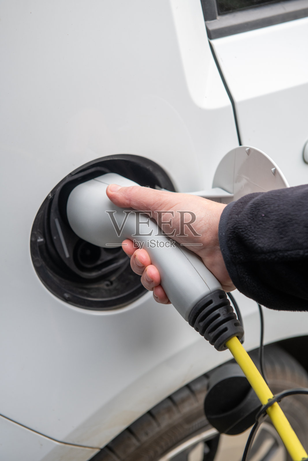 电动汽车在家充电照片摄影图片