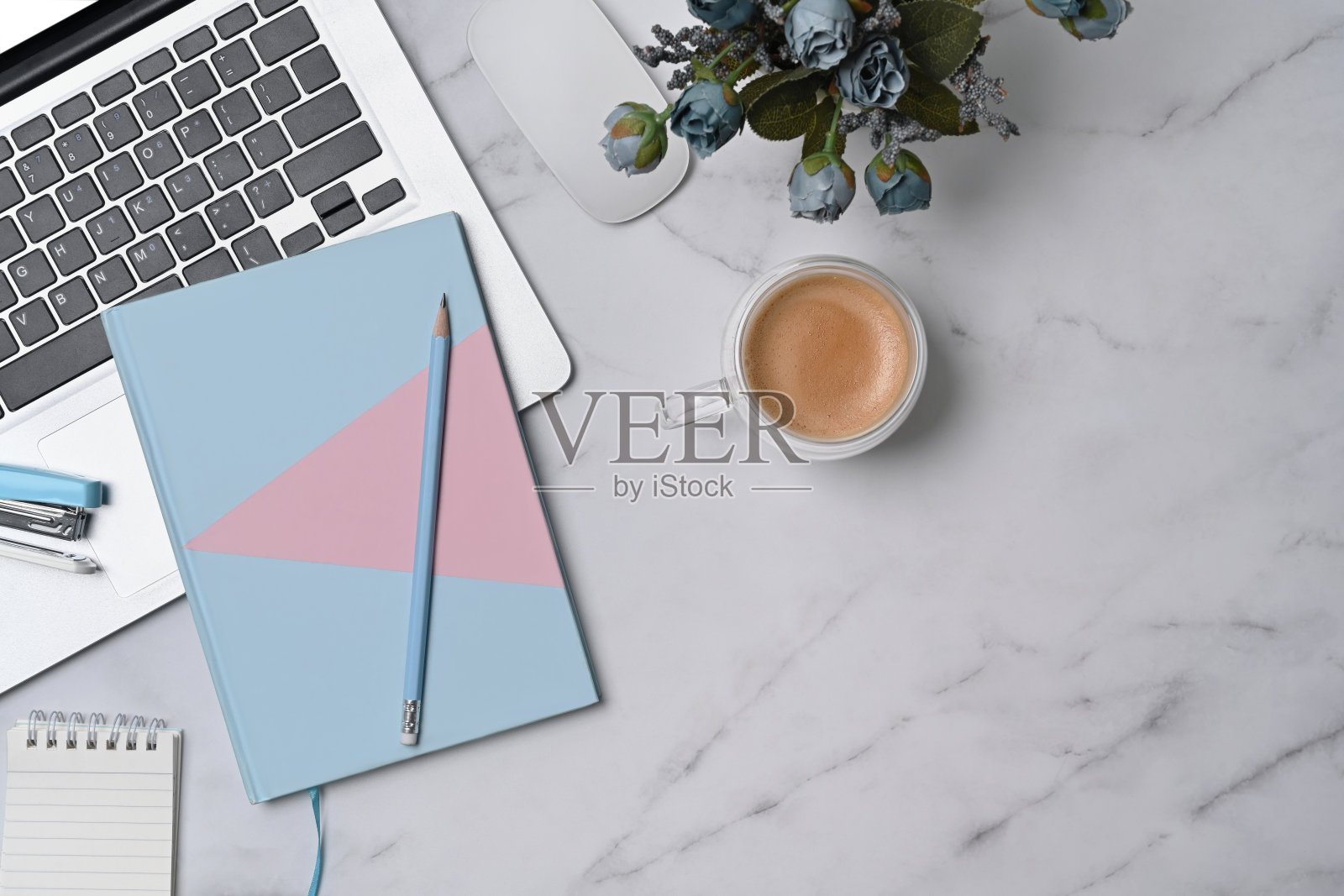 女性工作空间，笔记本电脑，笔记本和咖啡杯在大理石桌子上。照片摄影图片