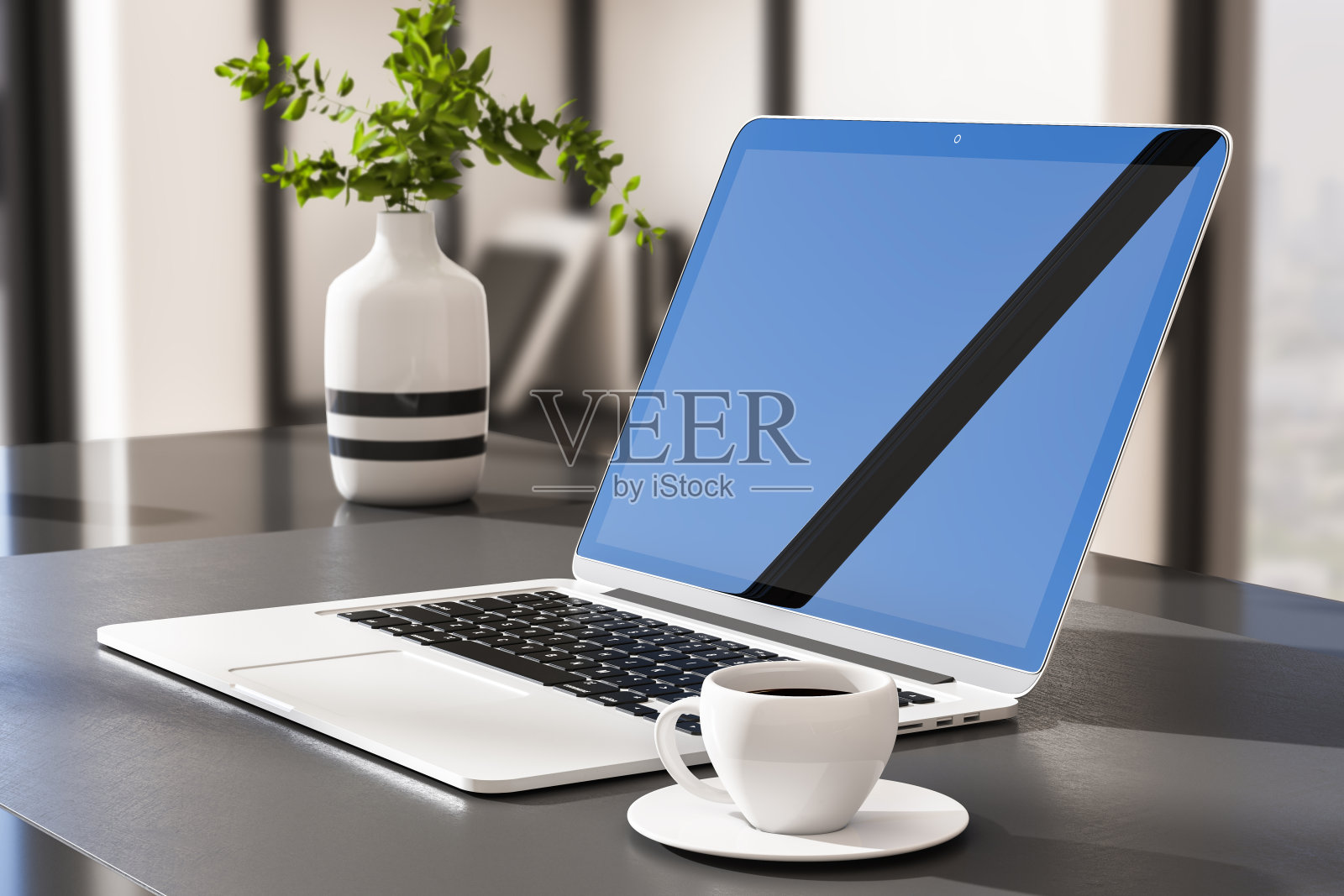 笔记本电脑在屏幕上的反射和咖啡杯在户外办公室工作桌面与阳光。工作空间的概念。3 d渲染。照片摄影图片