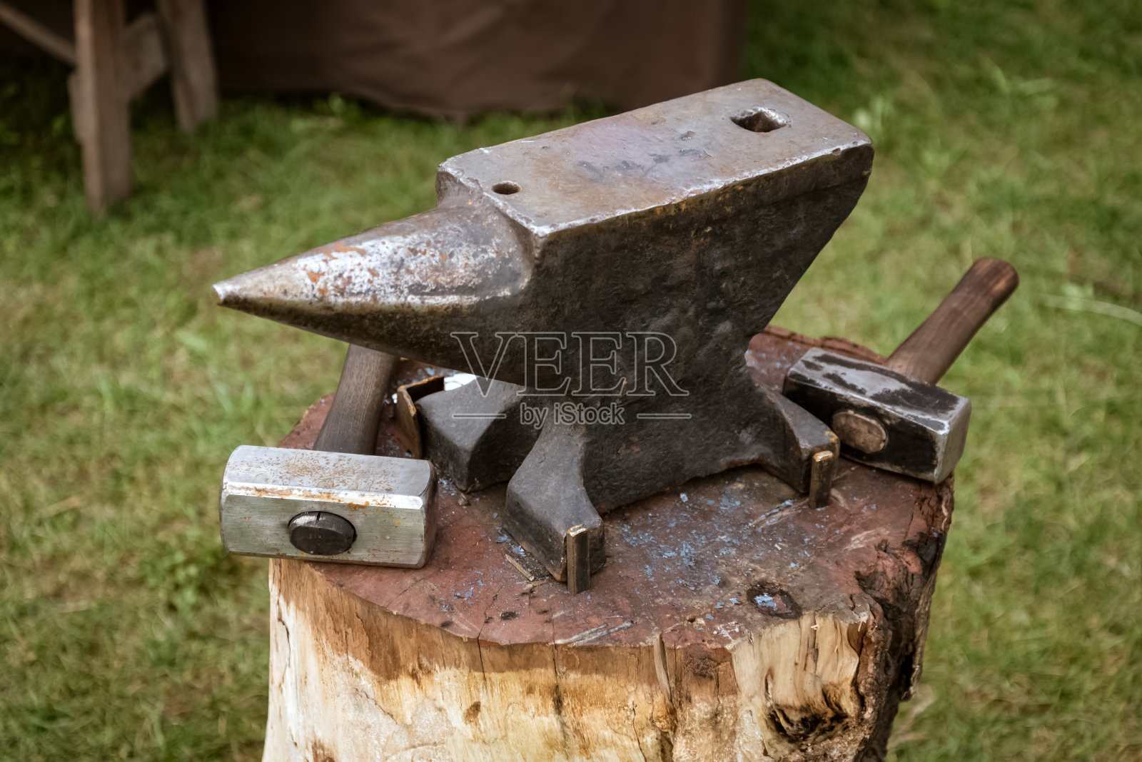 在锻炉里用铁砧和锤子敲打木块照片摄影图片