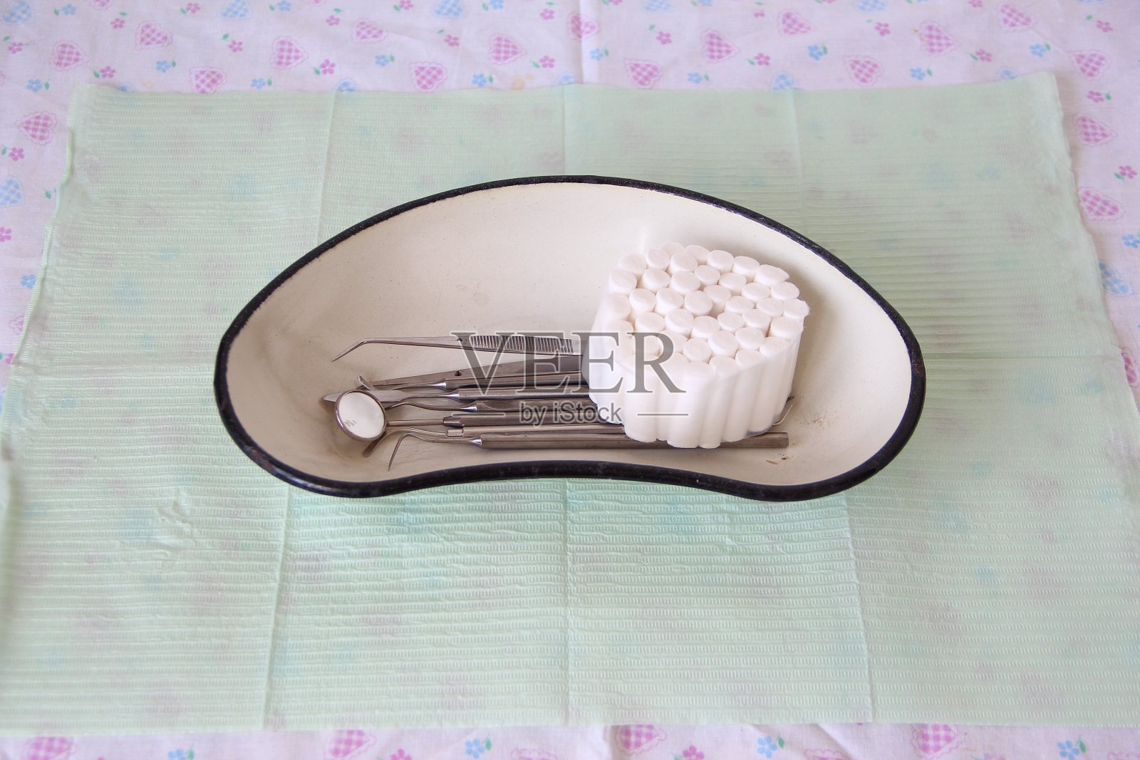 牙科器械和棉签放在托盘里照片摄影图片