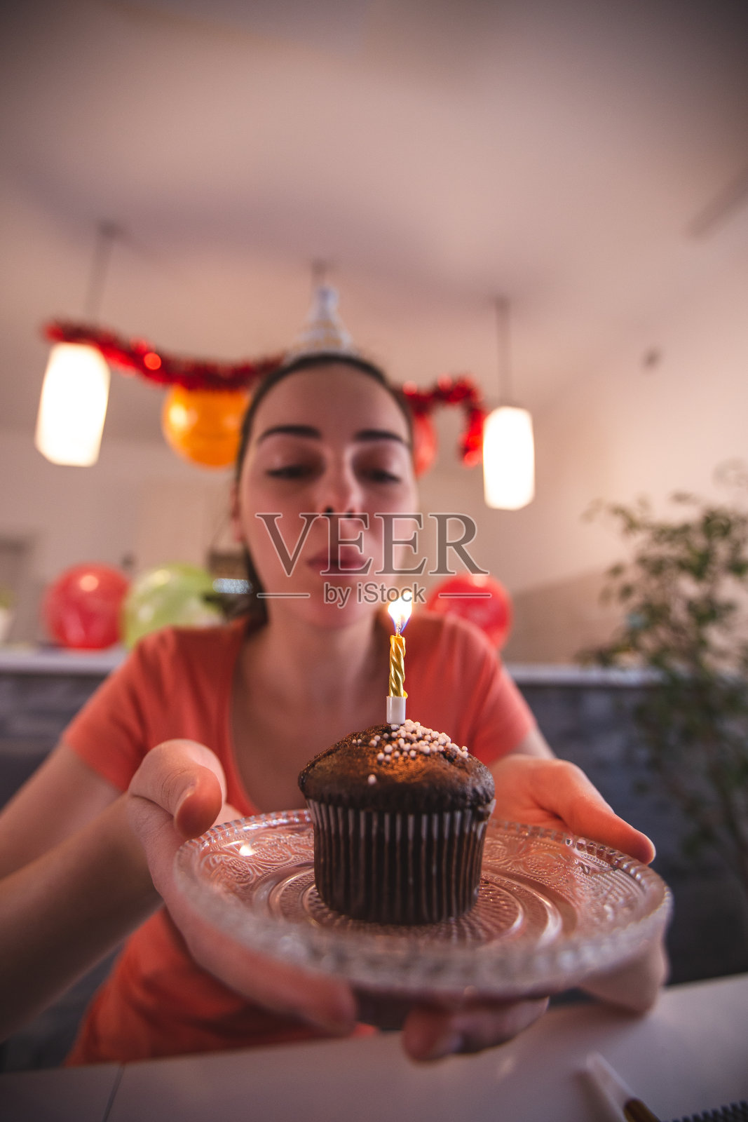 年轻漂亮的女孩在COVID-19冠状病毒大流行期间与她的朋友视频通话庆祝她的生日照片摄影图片