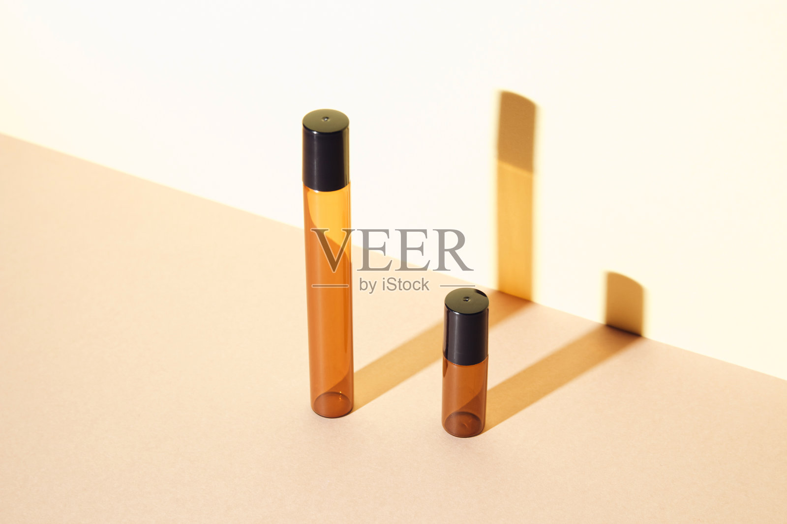 用深色玻璃制作的化妆品空瓶模型。身体和面部护理和水疗。天然美容产品。瘦身按摩油。放置文本，图像照片摄影图片