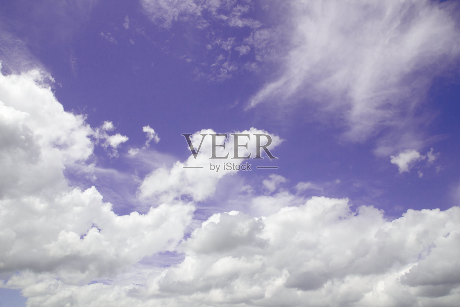 蓝色的天空背景和微小的云。照片摄影图片