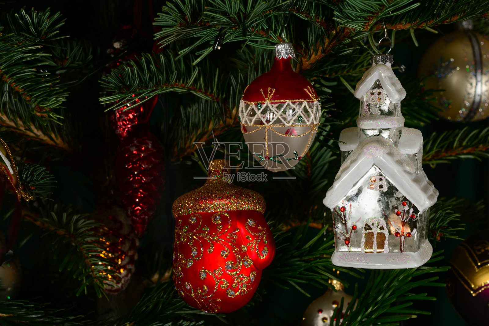 圣诞树上的传统古董玻璃玩具。圣诞快乐，新年快乐的背景照片摄影图片