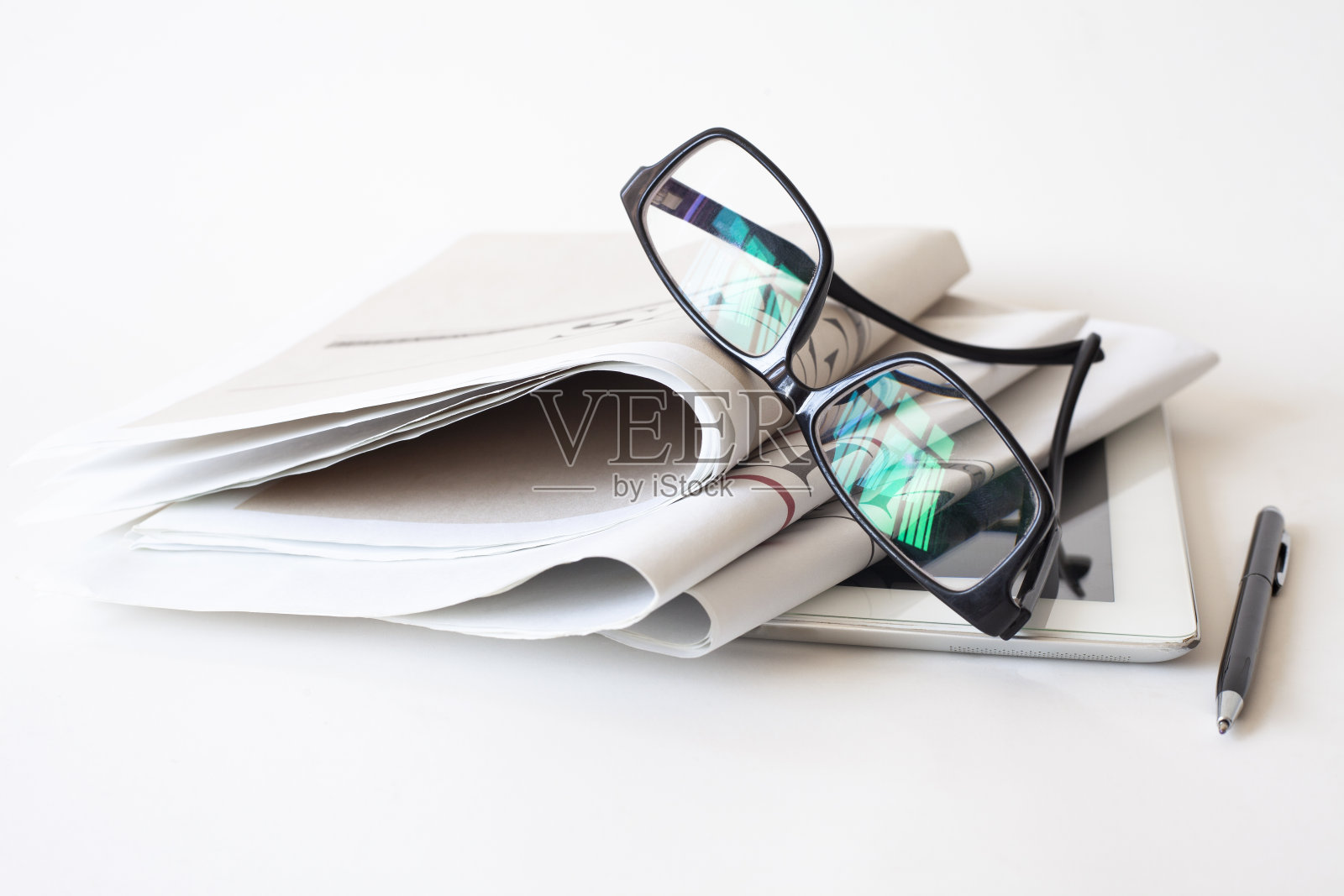 阅读白色背景的报纸照片摄影图片