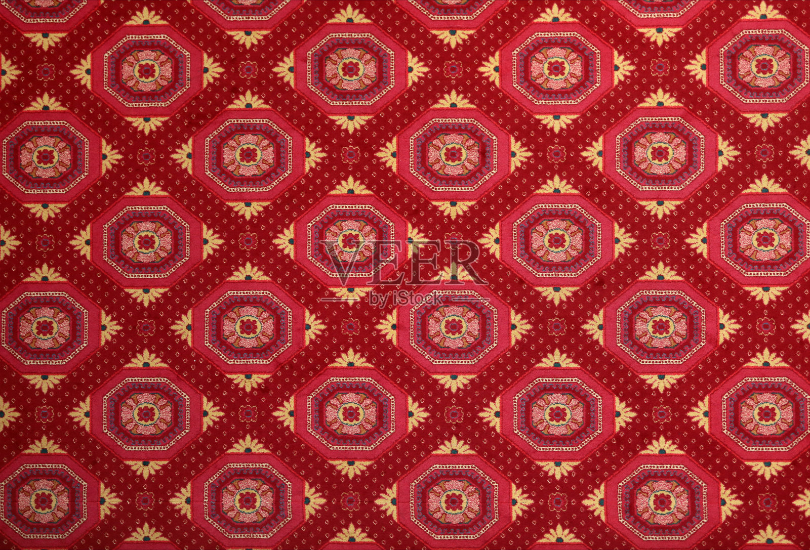 有格子图案的大红地毯照片摄影图片