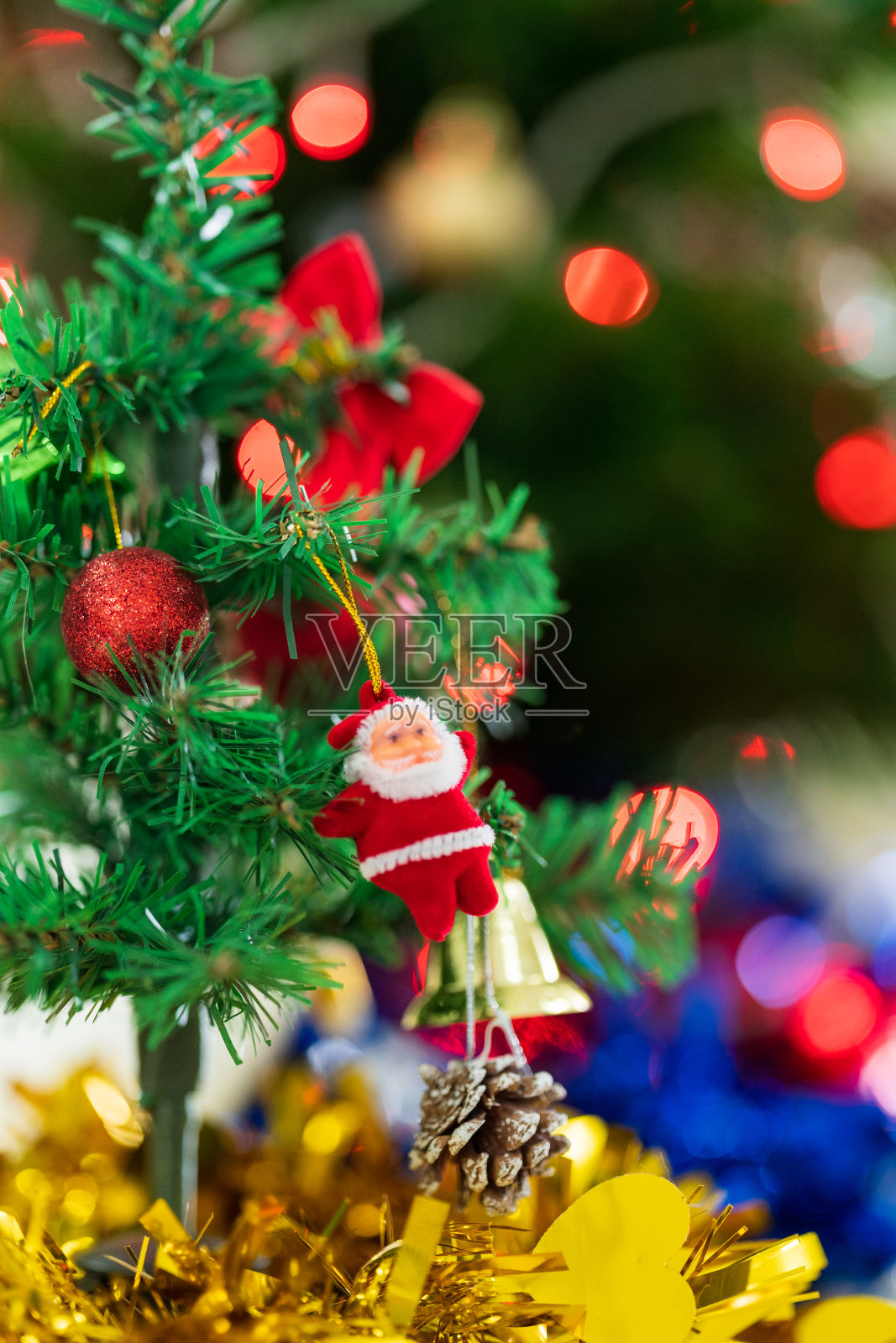 装饰圣诞树与模糊的散景光背景。圣诞节和新年的概念照片摄影图片