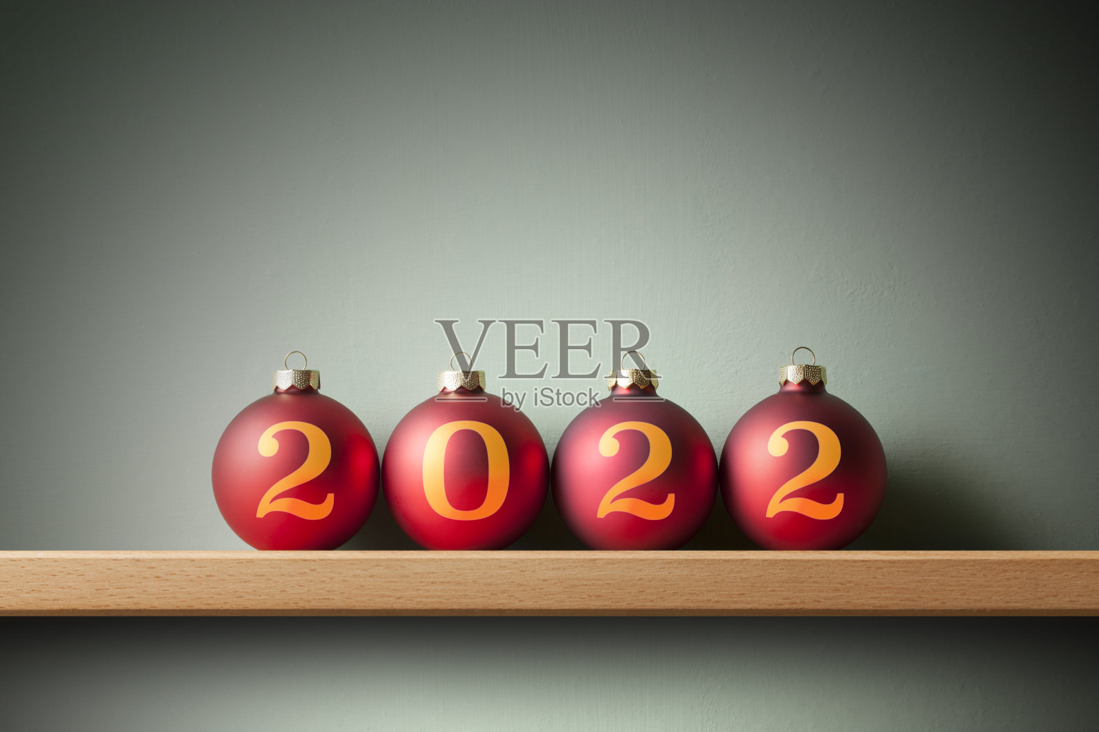 2022年圣诞球在架子上照片摄影图片