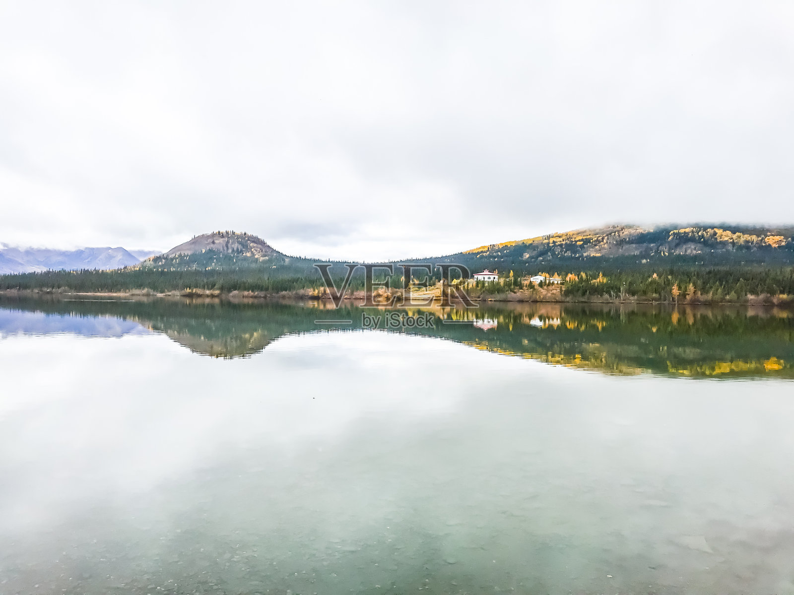 反射的秋色照片摄影图片