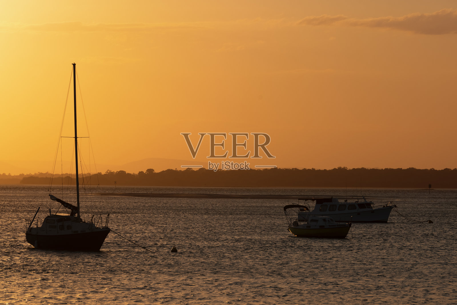 澳大利亚，布里比岛，浮石通道上落日时的游艇剪影照片摄影图片