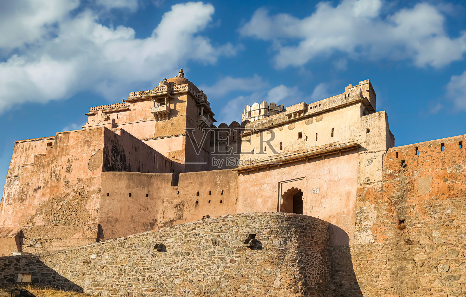 印度拉贾斯坦邦乌代普尔附近的Rajsamand地区，阿拉瓦利山脉西侧的Kumbalgarh要塞照片摄影图片