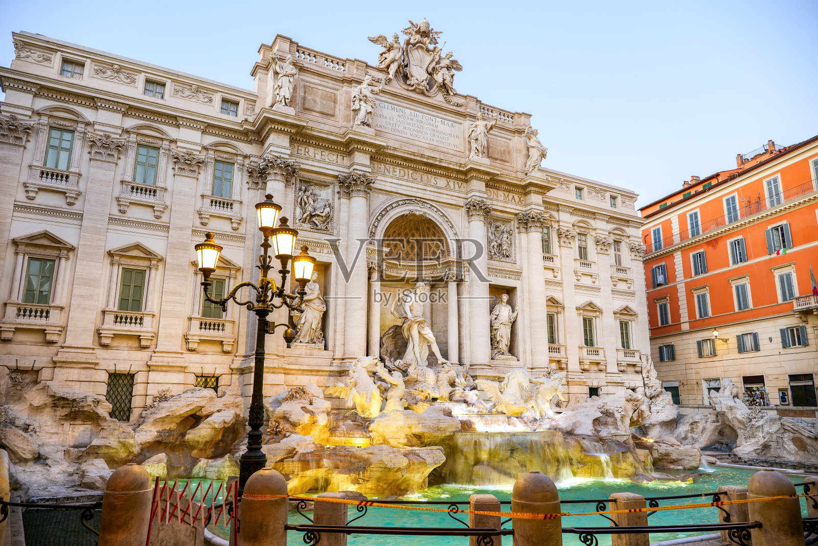 在巴洛克风格的罗马中心，壮观的特莱维喷泉的迷人夜景照片摄影图片