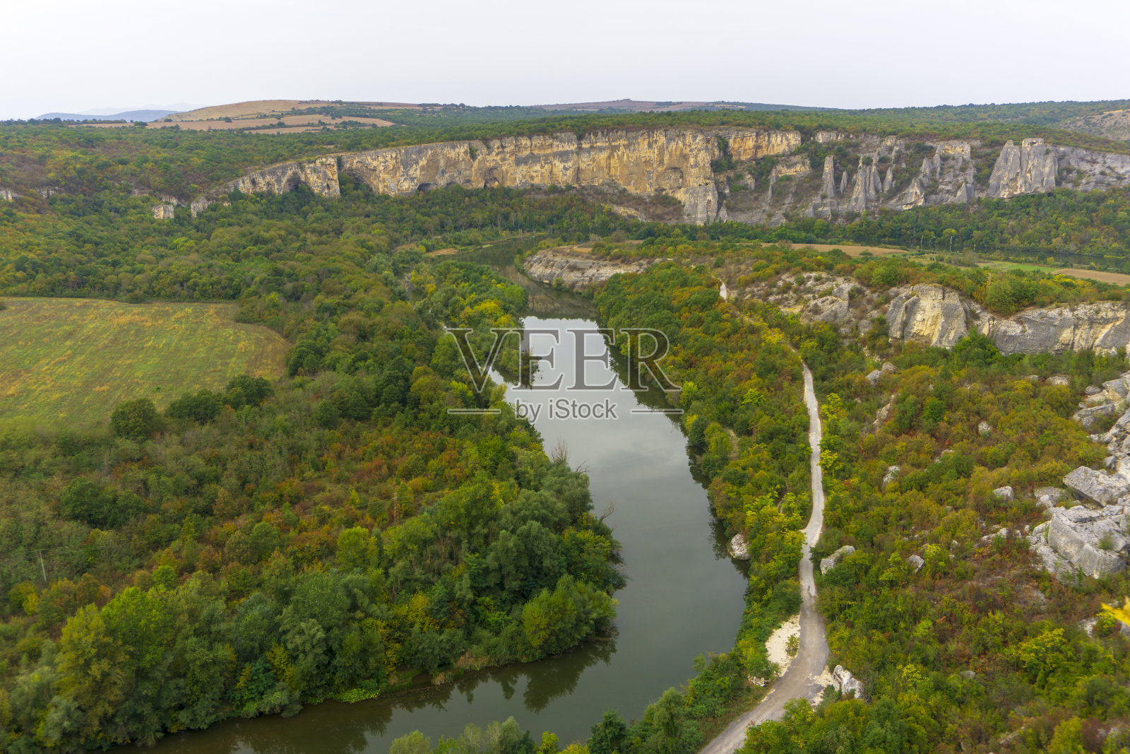 从保加利亚卡尔卢科沃村附近经过的伊斯卡尔河鸟瞰图。巴尔干山脉。照片摄影图片