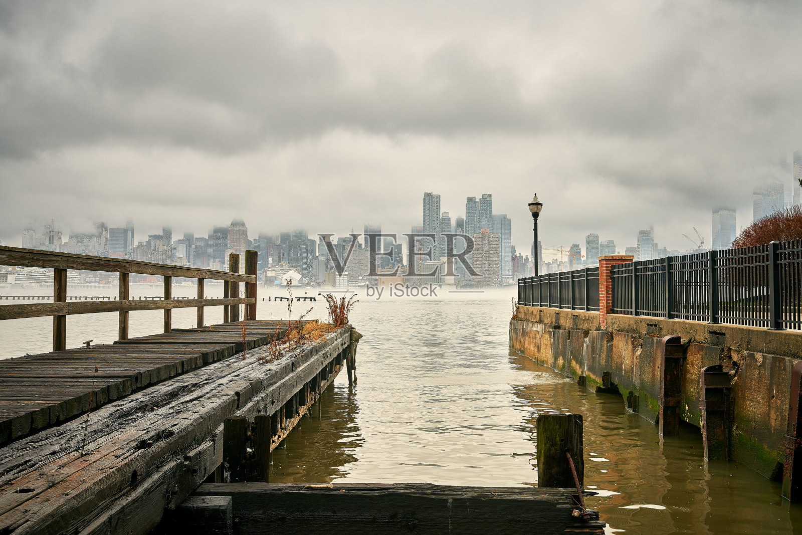 纽约中城雾蒙蒙的景象从新泽西遗弃的港口照片摄影图片