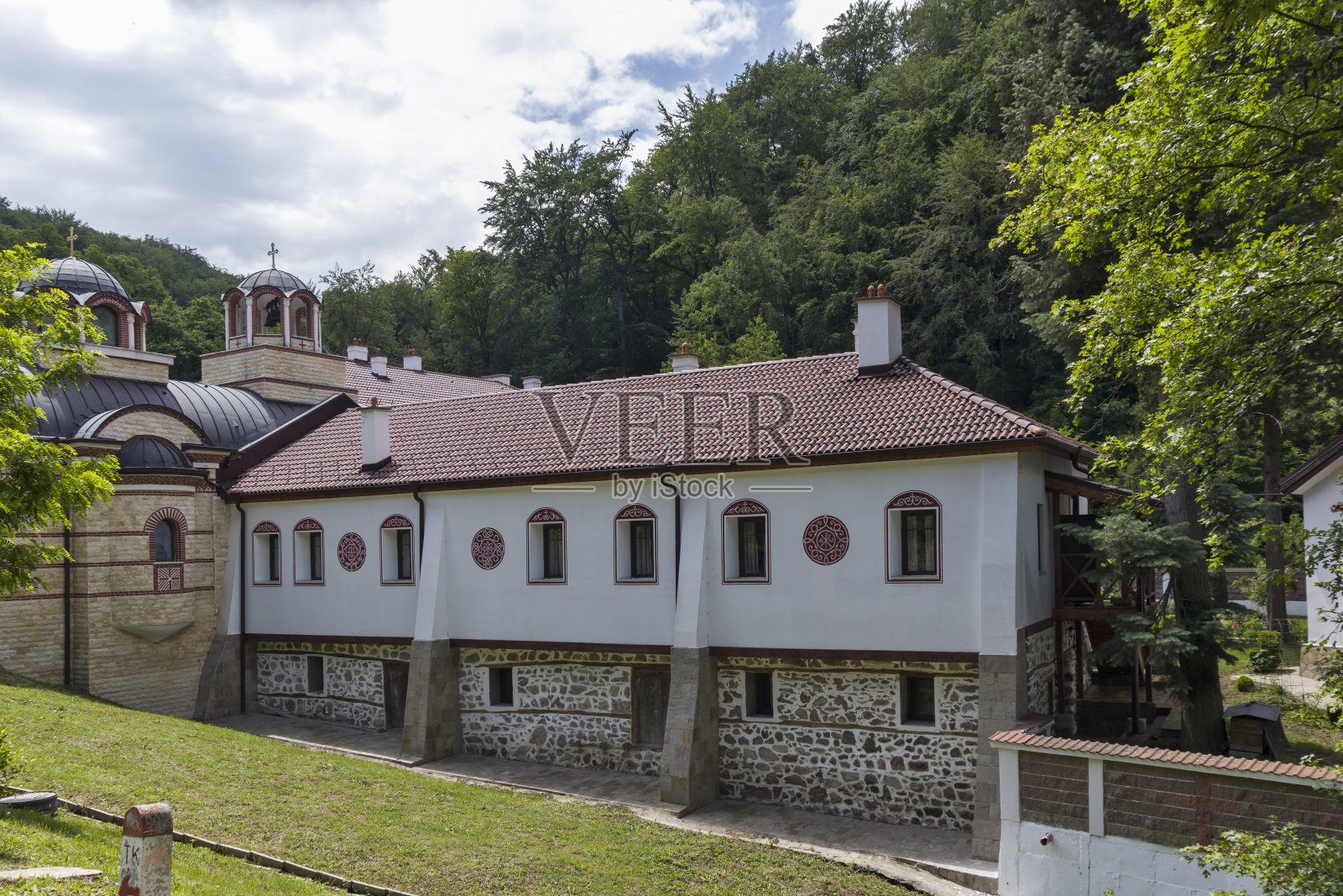 保加利亚吕林山的东正教迪沃蒂诺修道院照片摄影图片