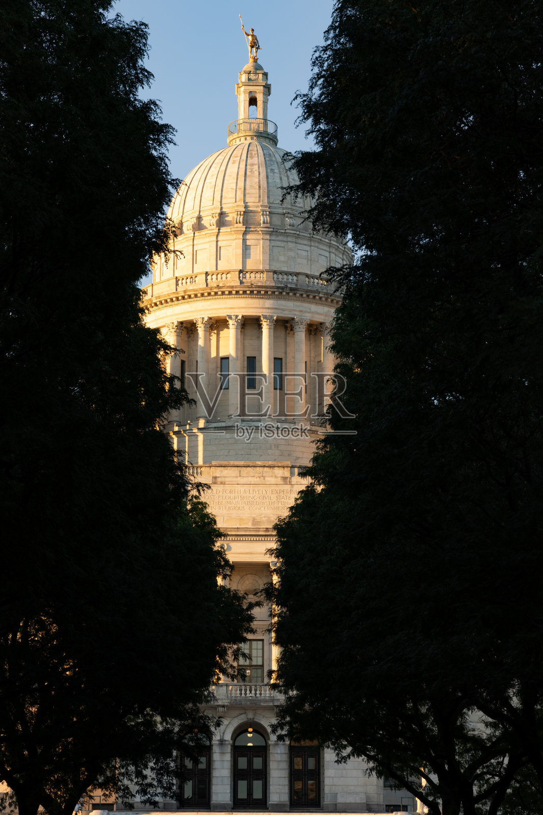 罗德岛州议会大厦，黄金时间照片摄影图片