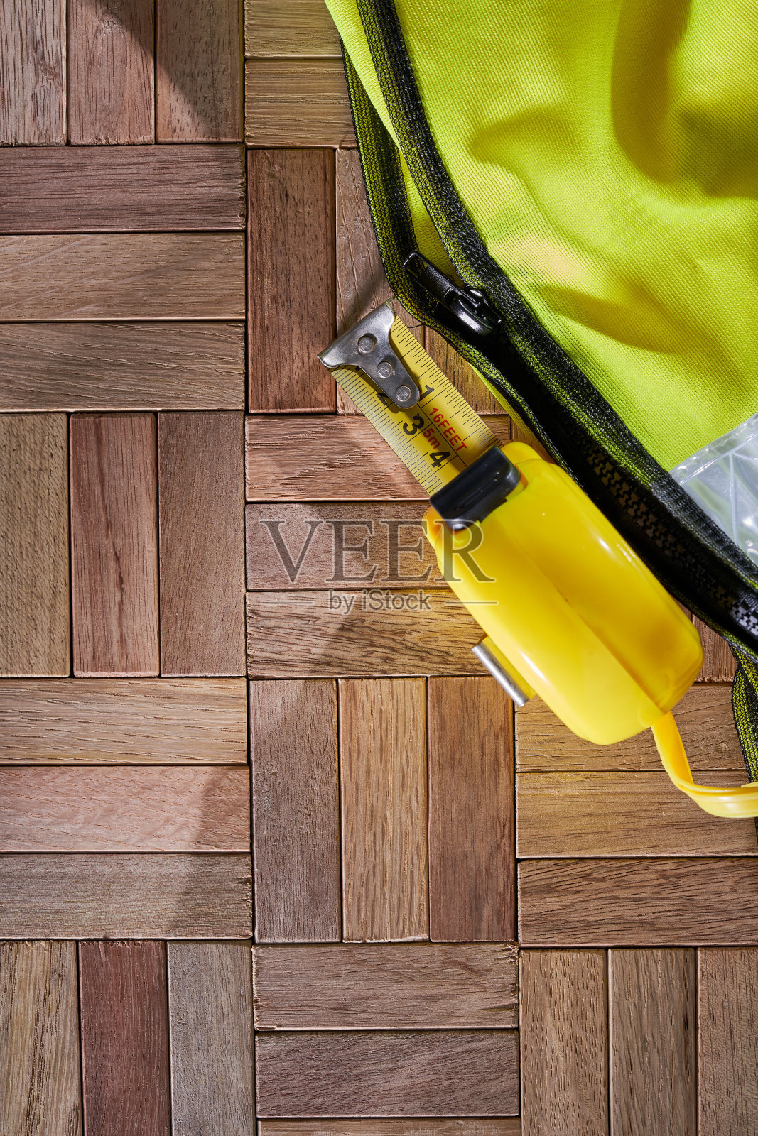 拼花地板上的卷尺和反射背心照片摄影图片