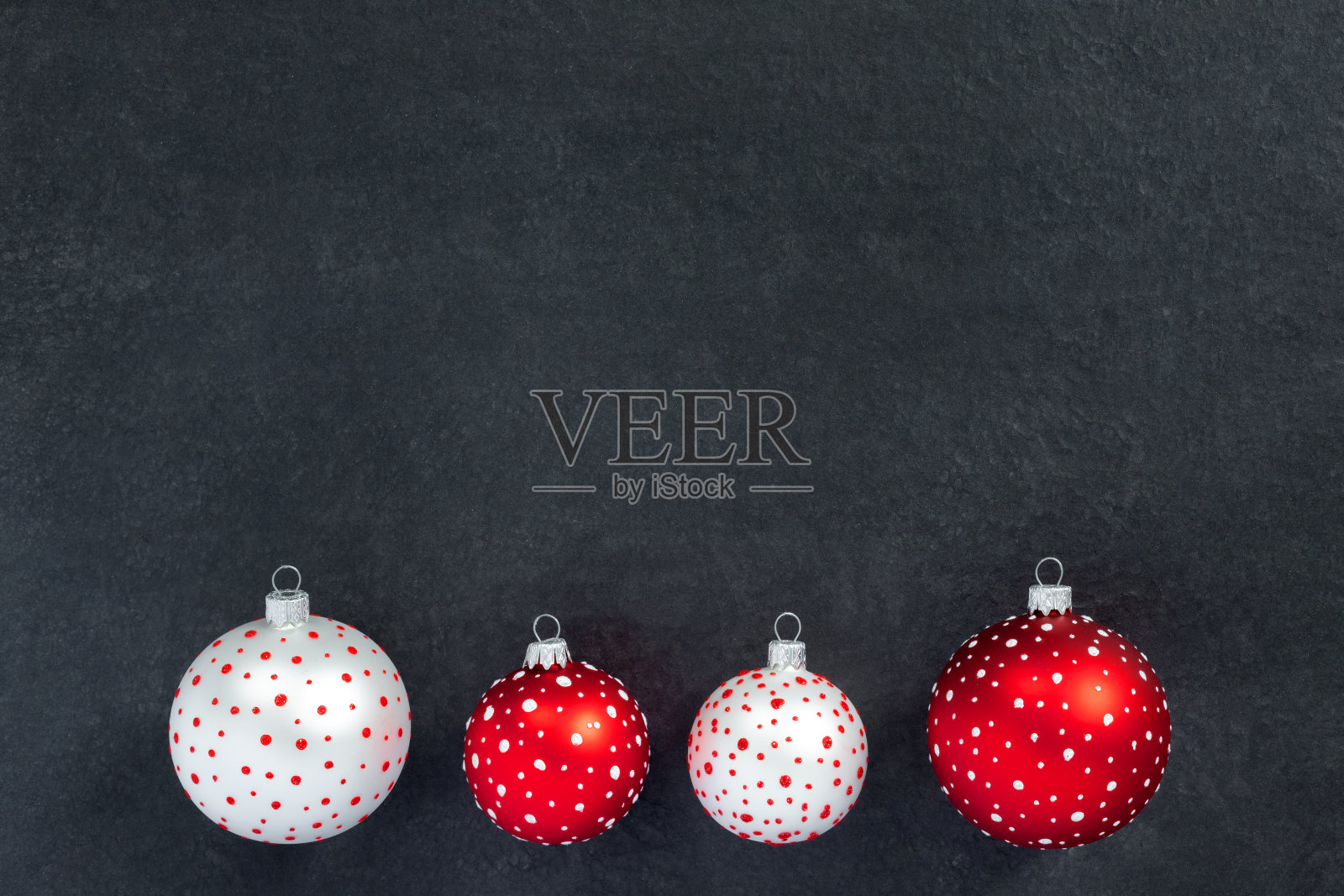 黑色背景上的节日新年红白玩具球，圣诞节banner，冬季装饰照片摄影图片