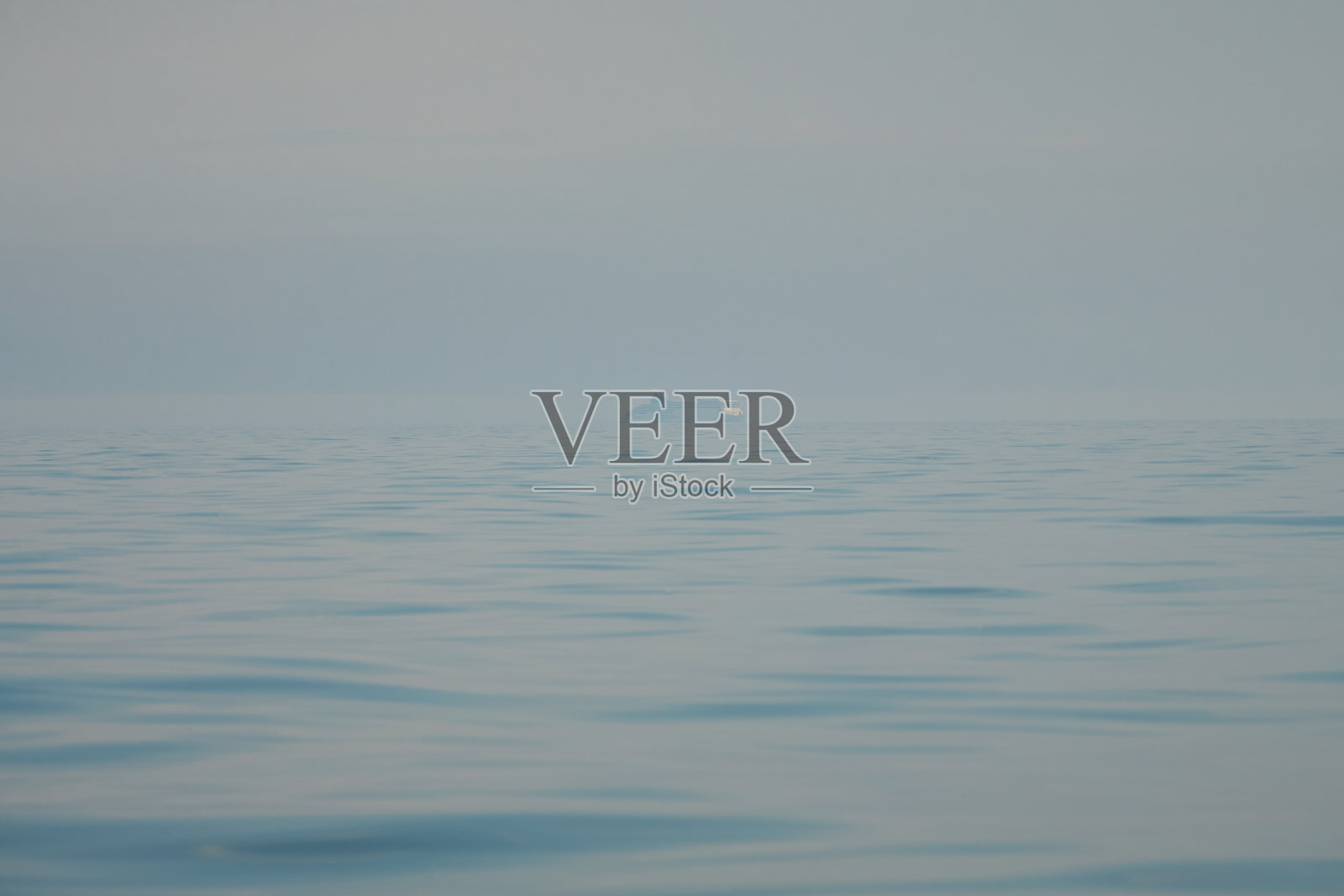 雾中的大海。地平线，消失在雾中。雾中的爱尔兰海。多雾的天气照片摄影图片