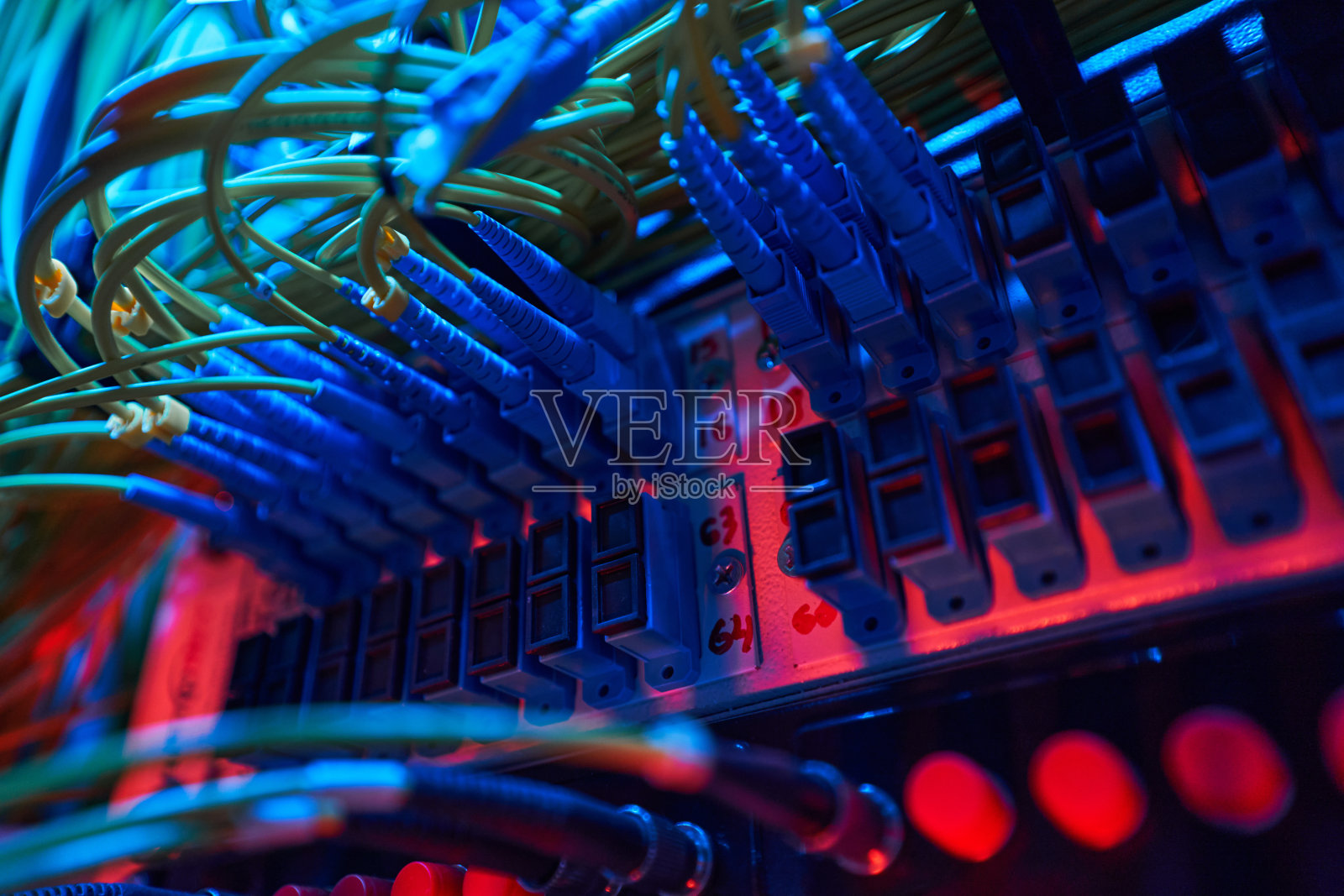 服务器机柜的网络交换机，带线缆照片摄影图片