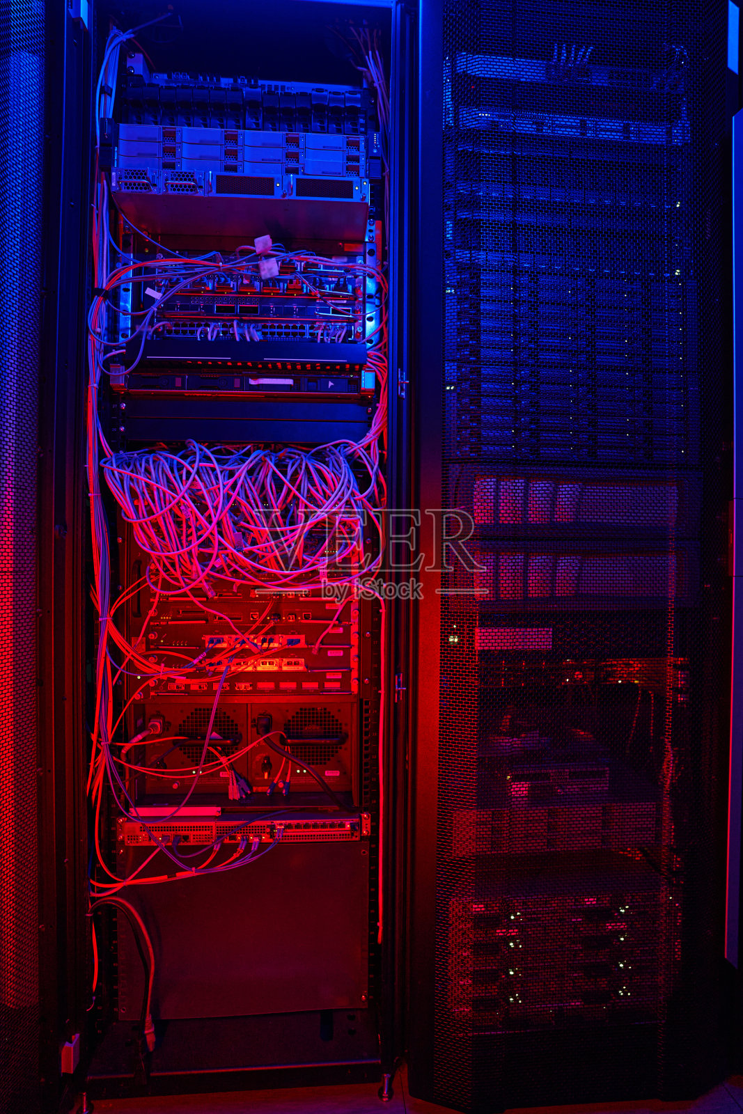 拍摄采矿中心的网线和交换机照片摄影图片