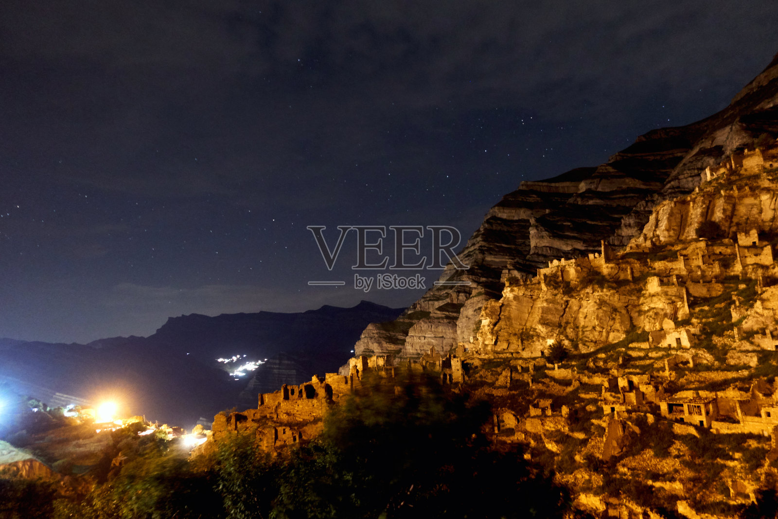 夜晚，达吉斯坦的卡希布村的废墟。照片摄影图片