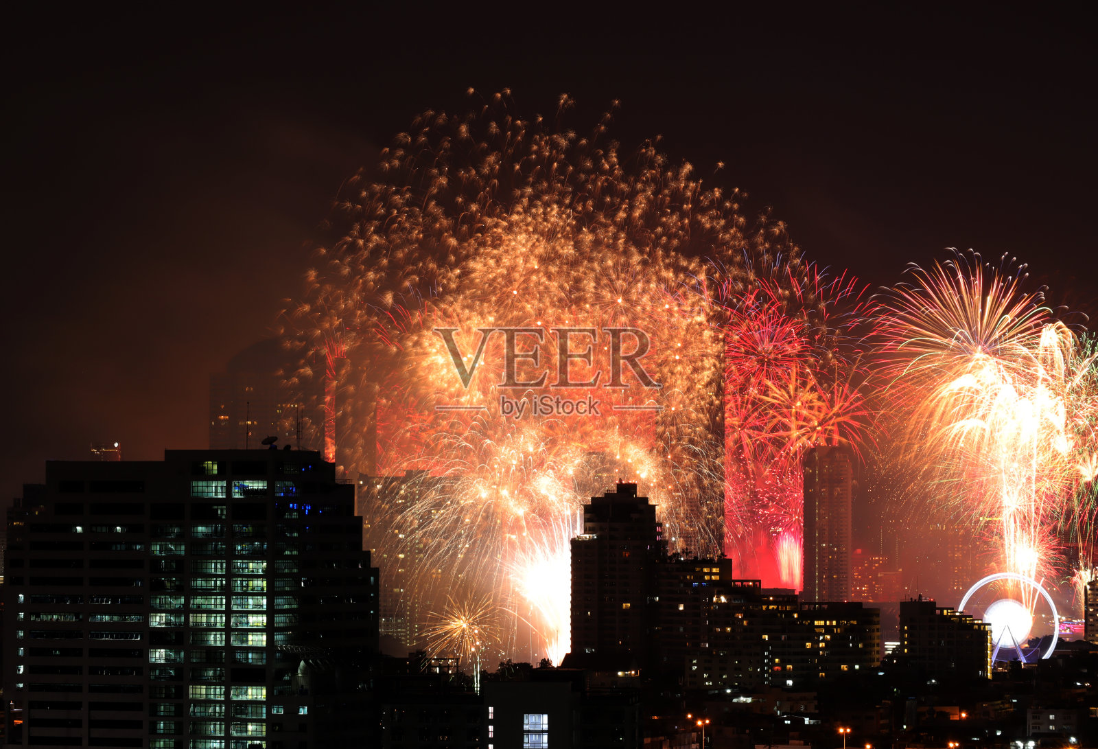 烟火照明在曼谷城市景观背景，泰国。夜景和烟火。照片摄影图片