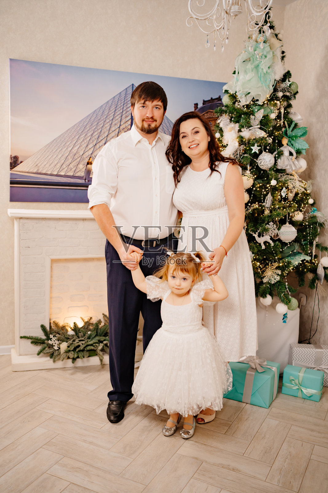 圣诞树旁美丽幸福的一家人。妈妈，爸爸和女儿照片摄影图片