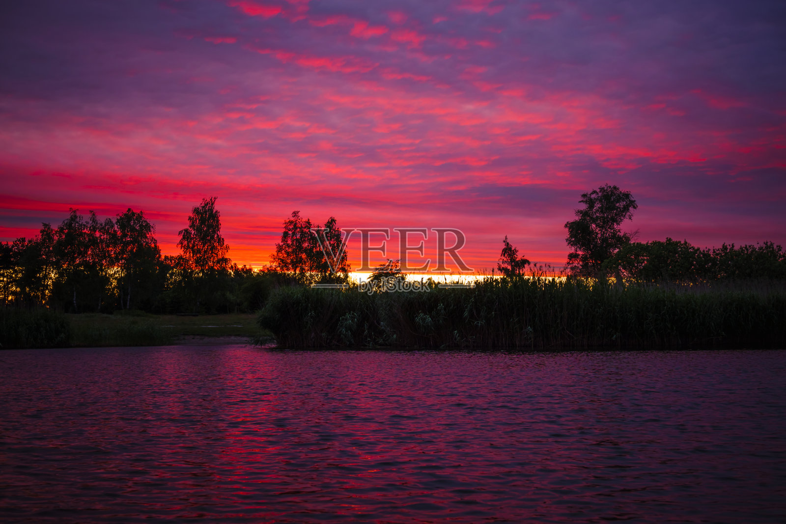 池塘上的日落照片摄影图片