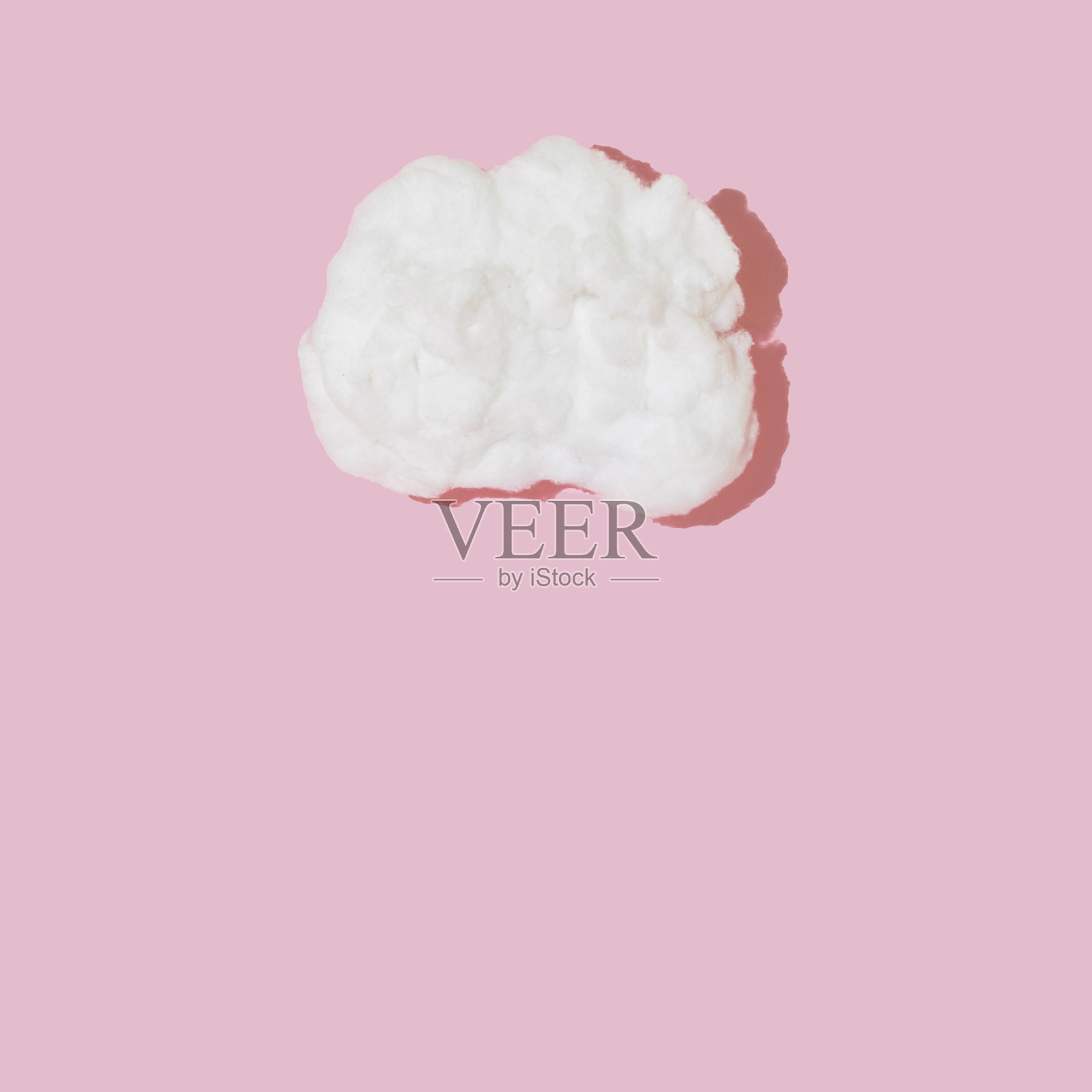 柔和的云在粉红色的背景上。审美想象的天空照片摄影图片