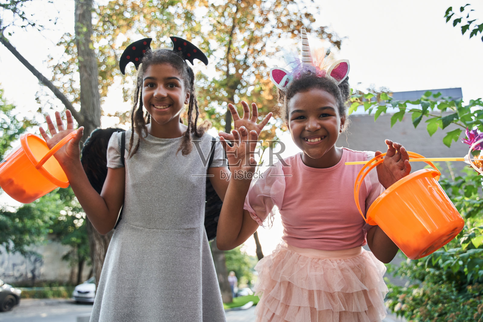 女孩们在万圣节做着恐怖的手势照片摄影图片