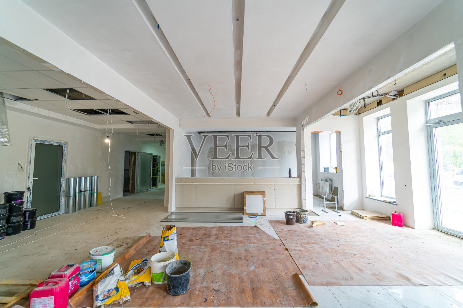 用新技术清空现代医院病房。可调节的病房病床。照片摄影图片