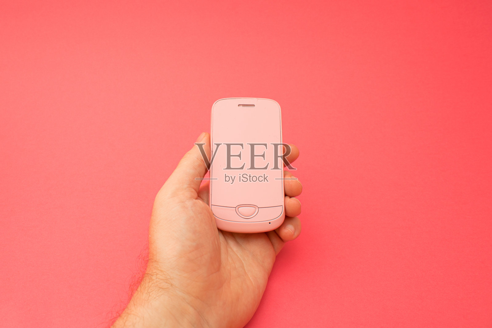 手拿粉色3d智能手机，红色背景。3D插图设计模板背景。顶级手机短信。广告的想法。为广告空拷贝空间照片摄影图片