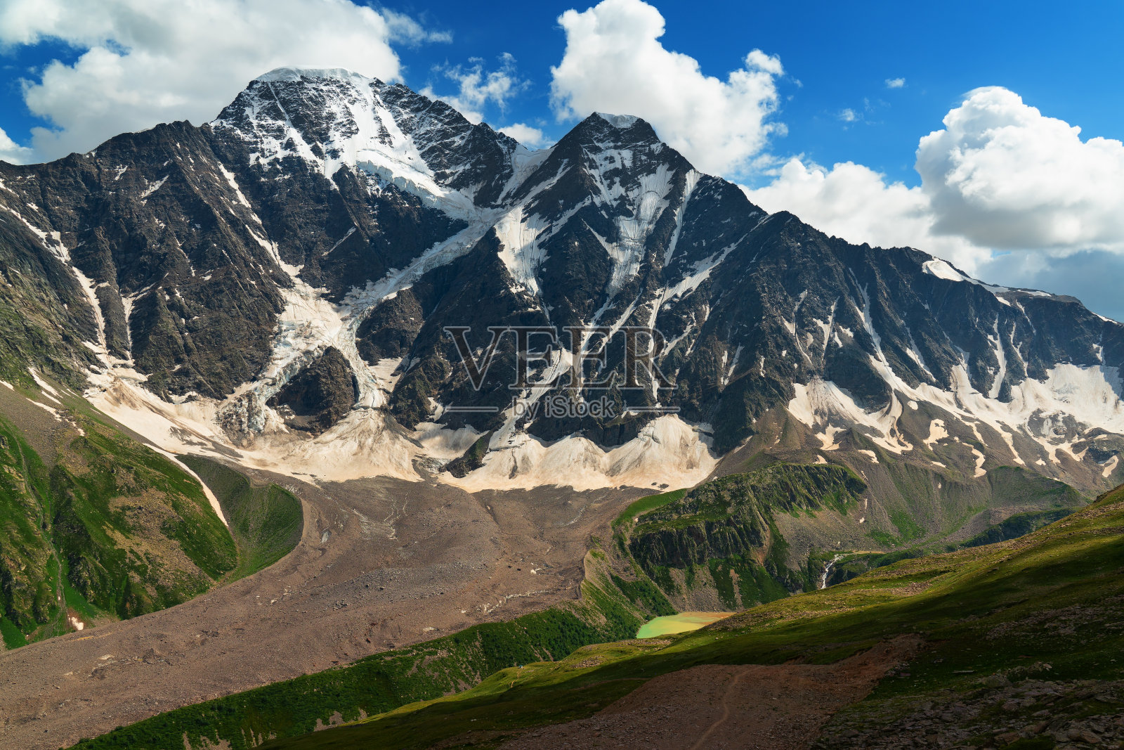 风景山峰雪山，蓝天白云照片摄影图片