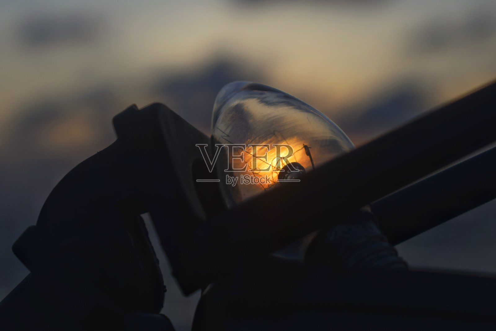 海滩上日落时的电灯泡照片摄影图片