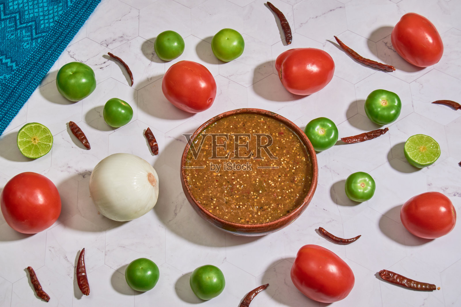 制作传统墨西哥辣酱的原料。健康的墨西哥食物概念。照片摄影图片