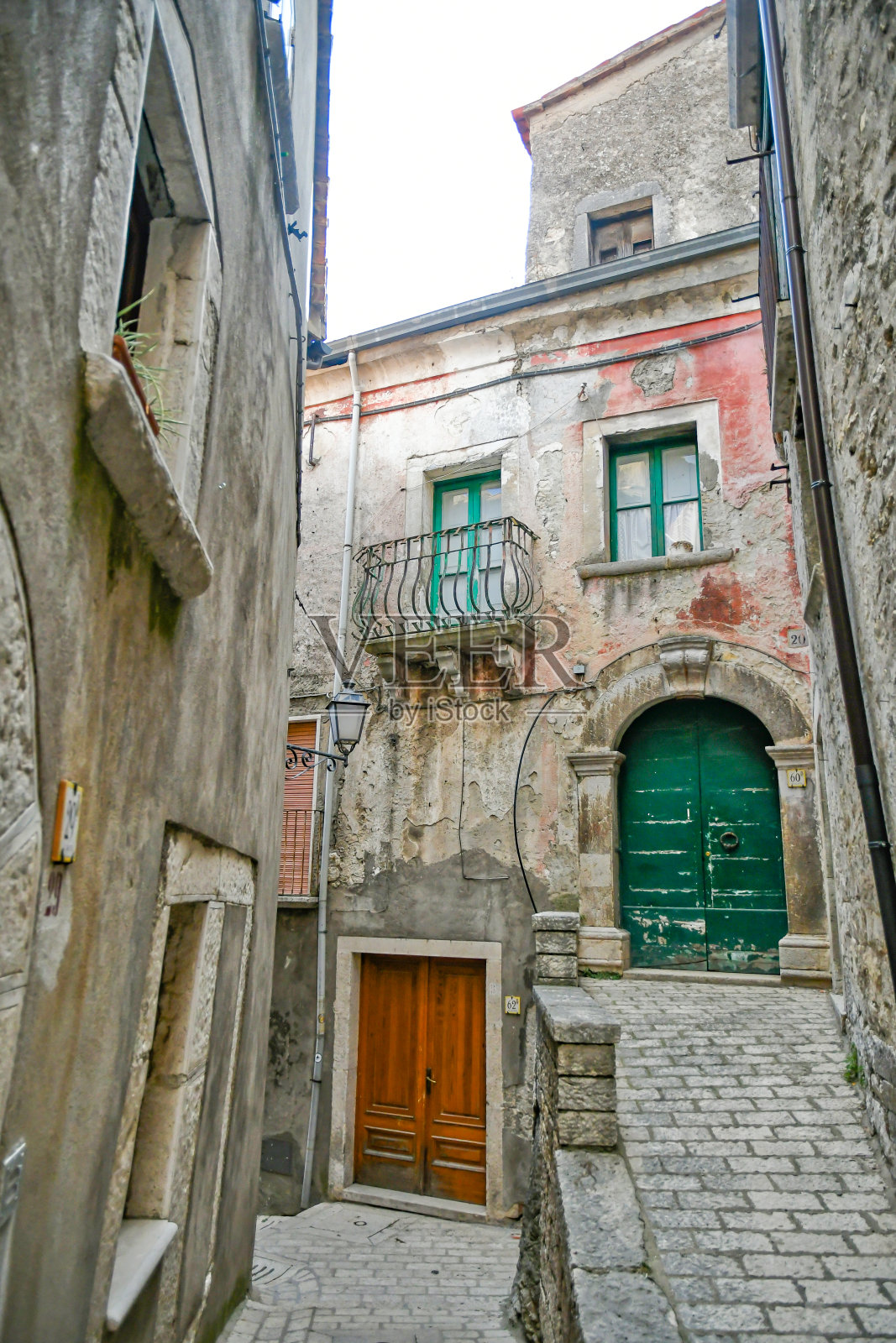 意大利库萨诺·穆特里镇。照片摄影图片