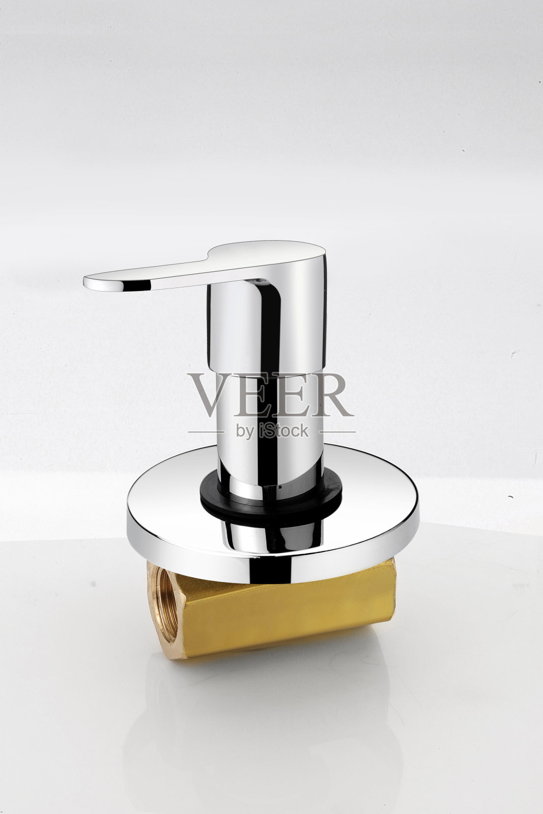 现代不锈钢水龙头。隔离在白色灰色背景|管道浴室淋浴照片摄影图片