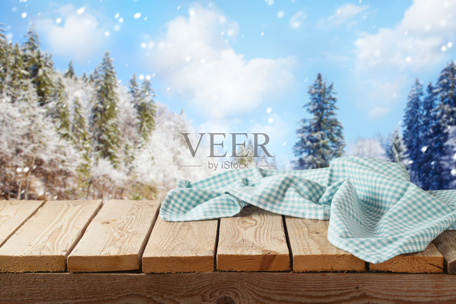 空木桌与台布在冬季景观背景。圣诞节和新年的模型设计和产品展示。照片摄影图片