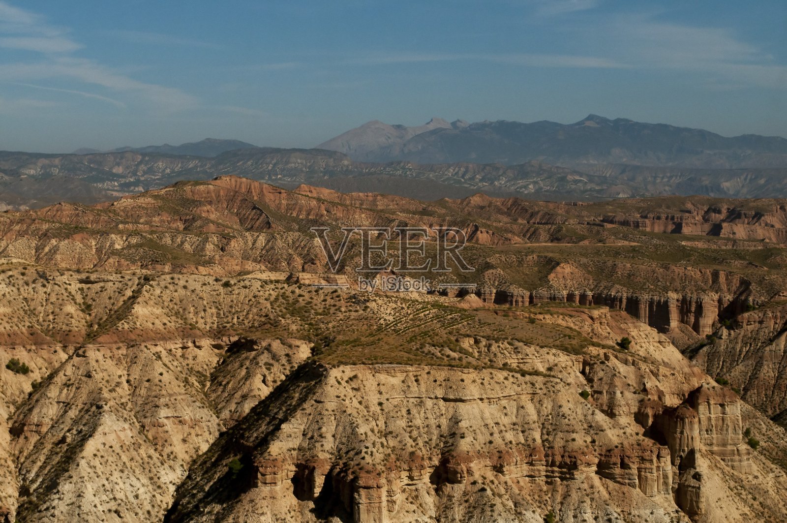 空旷的沙漠景观，开阔的高原和悬崖地带。照片摄影图片