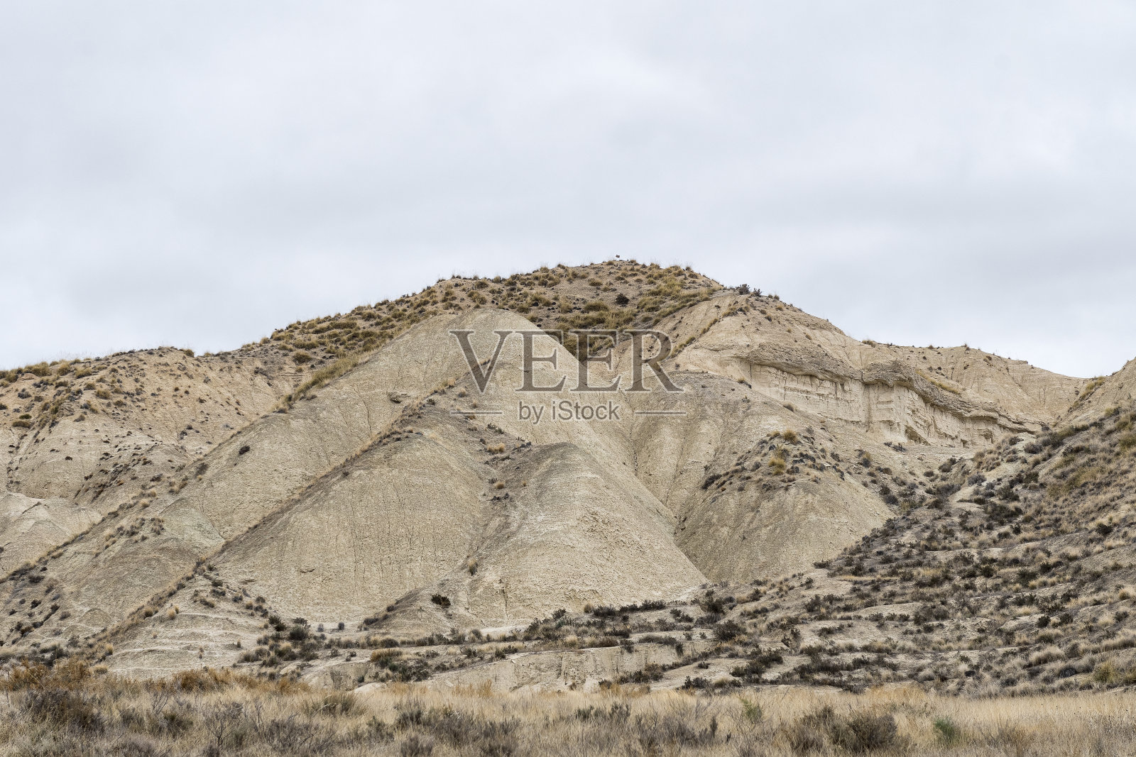 空旷的沙漠景观，开阔的高原和悬崖地带。照片摄影图片