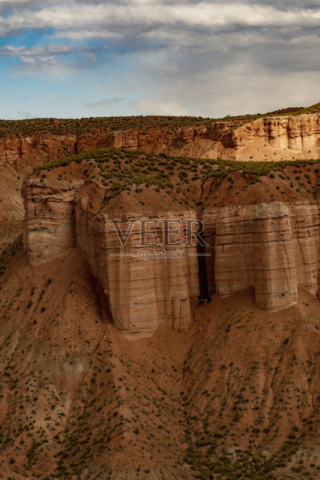 空旷的沙漠景观，开阔的高原和悬崖地带。照片摄影图片