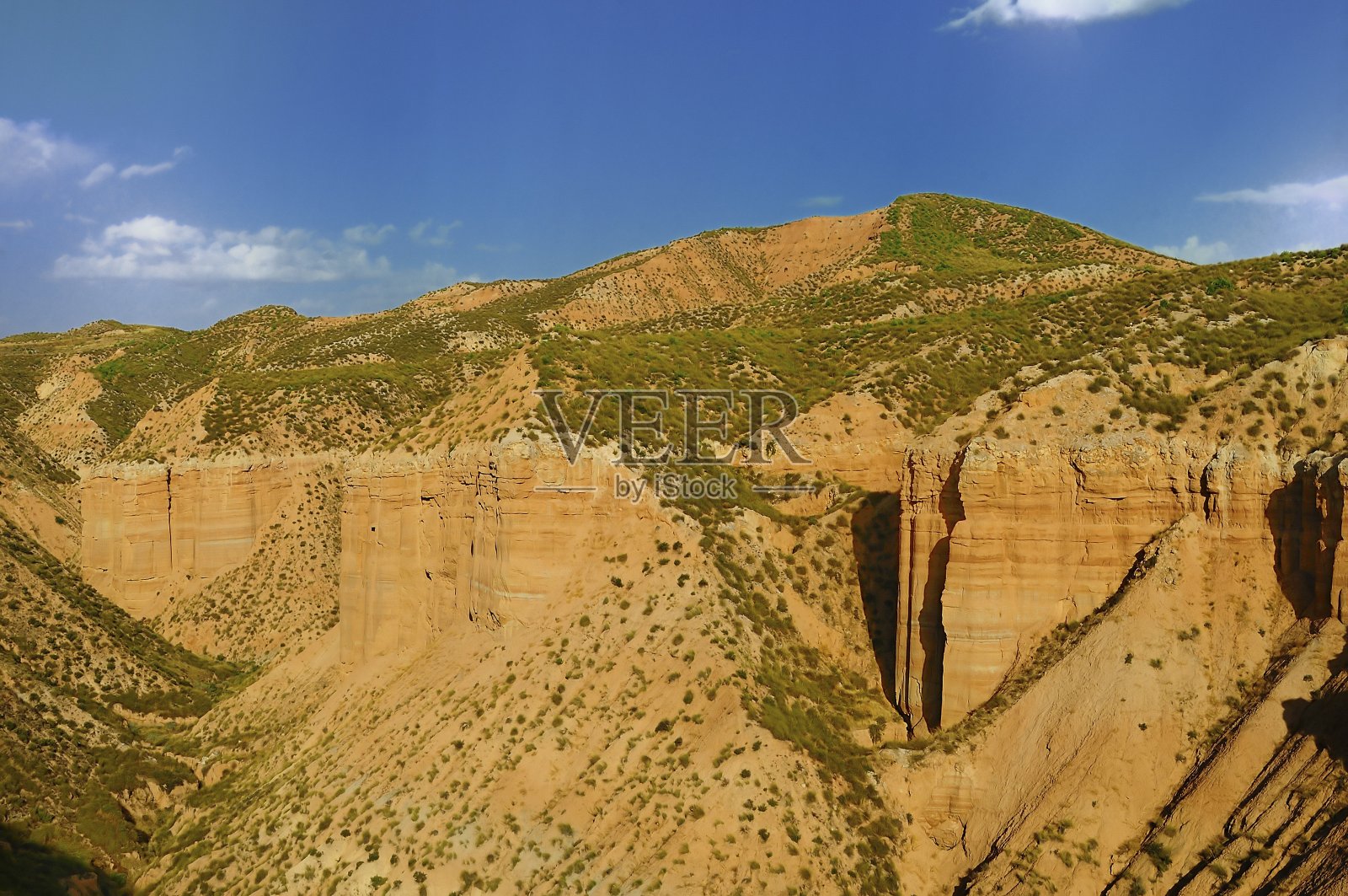 空旷的沙漠景观，开阔的高原和悬崖地带。照片摄影图片