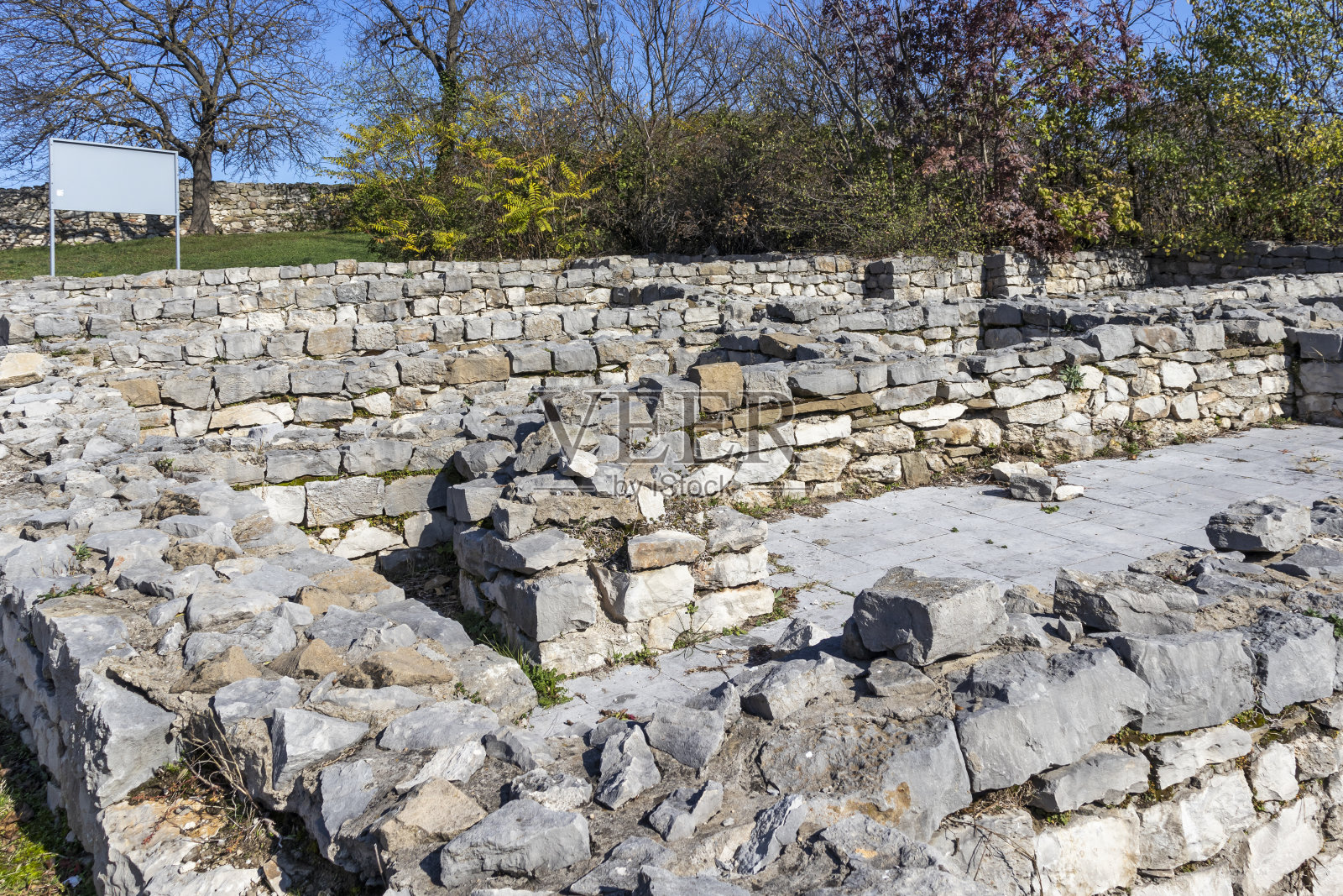 保加利亚洛维奇镇的中世纪堡垒照片摄影图片